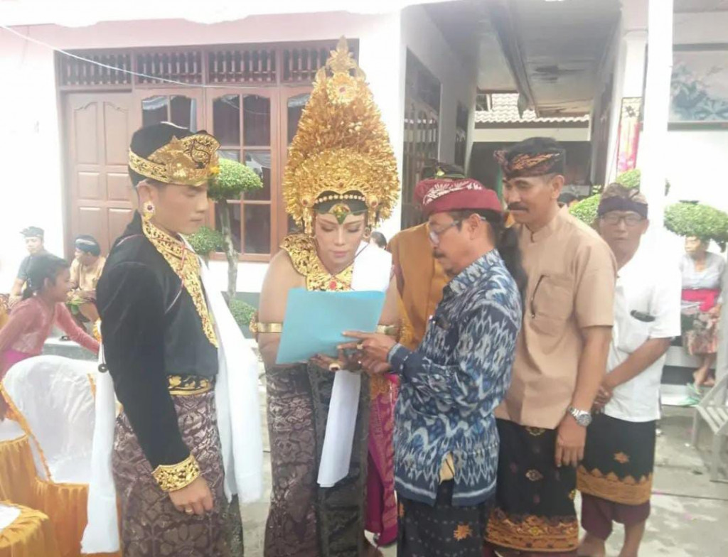 Penyerahan KK Baru, Akta Perkawinan dan (KTP) Baru Bagian dari Dalung Smartvillage